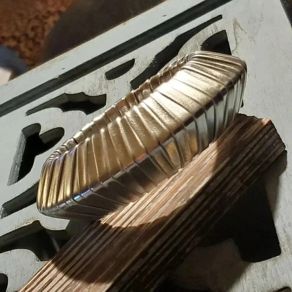 Slick Silver PU Vinyl Wrapped Chunky Retro Geometric Saucer Bangle Bracelet - Picture 8 of 9